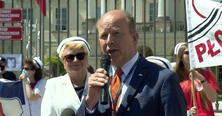„Kłamca, kłamca”. Wojewoda mazowiecki wygwizdany podczas strajku pielęgniarek w Warszawie
