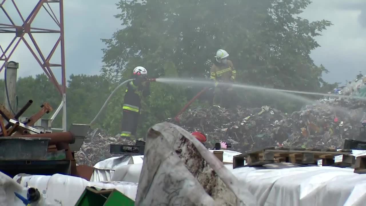 Pożar składowiska odpadów w miejscowości Nowe Miszewo pod Płockiem. Nie było poszkodowanych