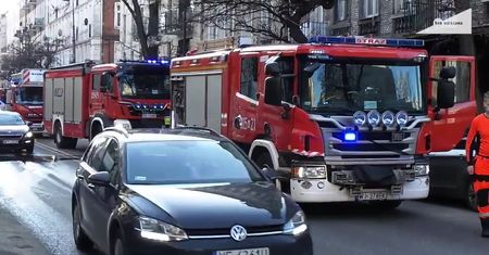 Pożar w bramie zabytkowej warszawskiej kamienicy. Były tam cenne historyczne pamiątki.