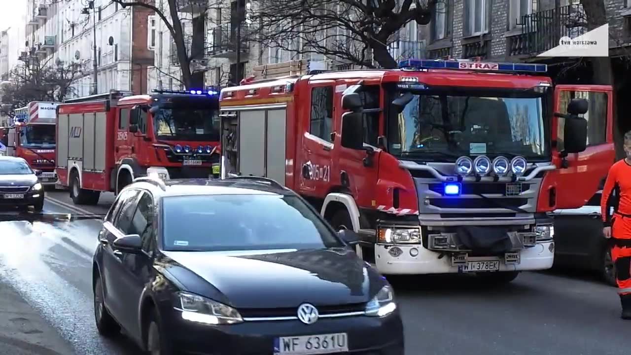 Pożar w bramie zabytkowej warszawskiej kamienicy. Były tam cenne historyczne pamiątki.