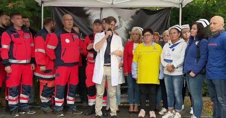 “Pracujemy za dużo i nikt nas nie szanuje”. Ratownicy medyczni w Białym Miasteczku