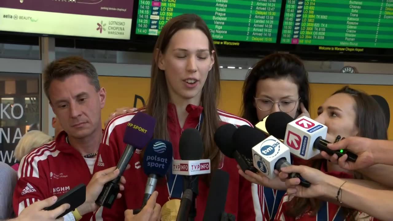 Polskie szpadzistki, mistrzynie świata, przyleciały do kraju. Na Lotnisku Chopina czekali na nich fani i dziennikarze