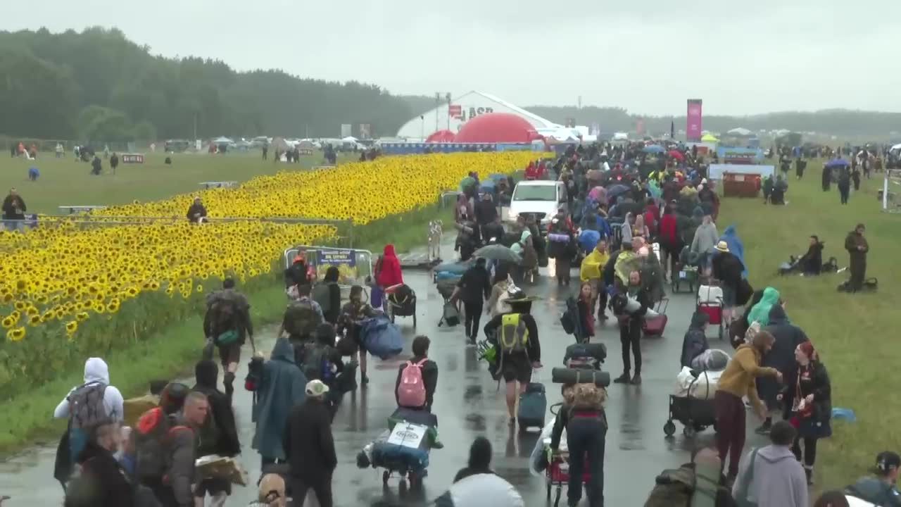 Bramy Pol’and’Rock Festivalu otwarte. Festiwalowiczom humorów nie popsuła nawet pogoda