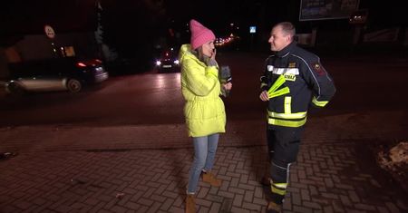 Strażacy z Bartąga promują widoczność pieszych na drodze. Dystrybuują wśród mieszkańców odblaskowe bransoletki