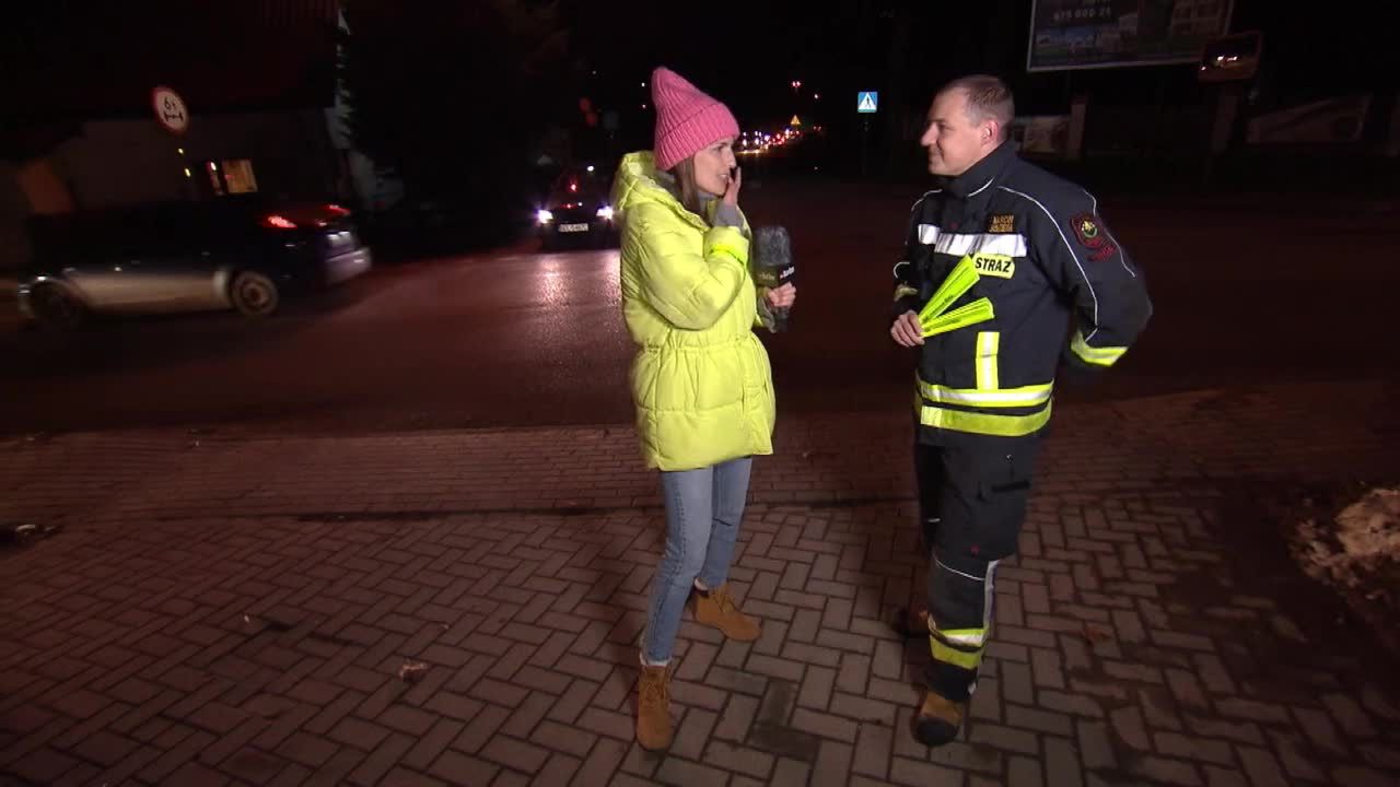Strażacy z Bartąga promują widoczność pieszych na drodze. Dystrybuują wśród mieszkańców odblaskowe bransoletki