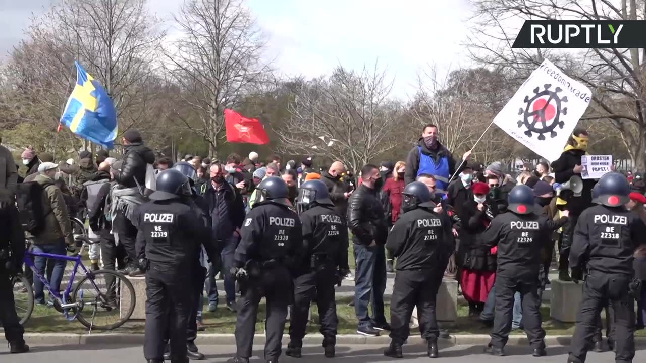 Jednakowe obostrzenia w Niemczech w przypadku wzrostu liczby zakażeń. Rząd przedstawia nowelizację ustawy, protesty przed parlamentem.