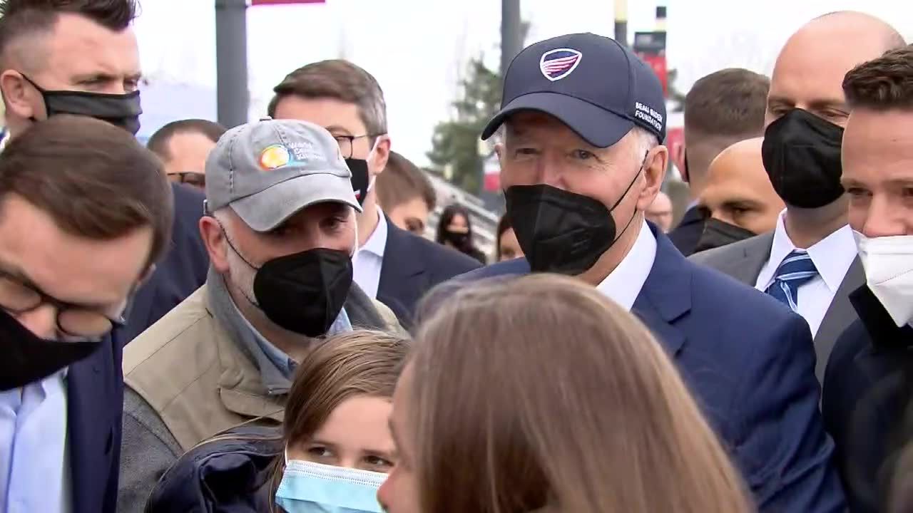 Joe Biden odwiedził Stadion Narodowy. W towarzystwie M. Morawieckiego i R. Trzaskowskiego rozmawiał z uchodźcami