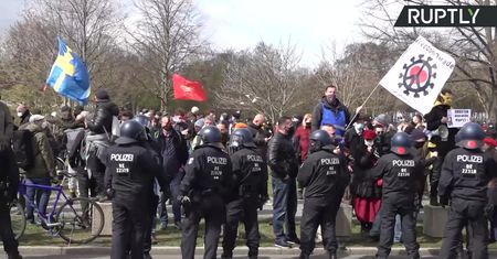Jednakowe obostrzenia w Niemczech w przypadku wzrostu liczby zakażeń. Rząd przedstawia nowelizację ustawy, protesty przed parlamentem.