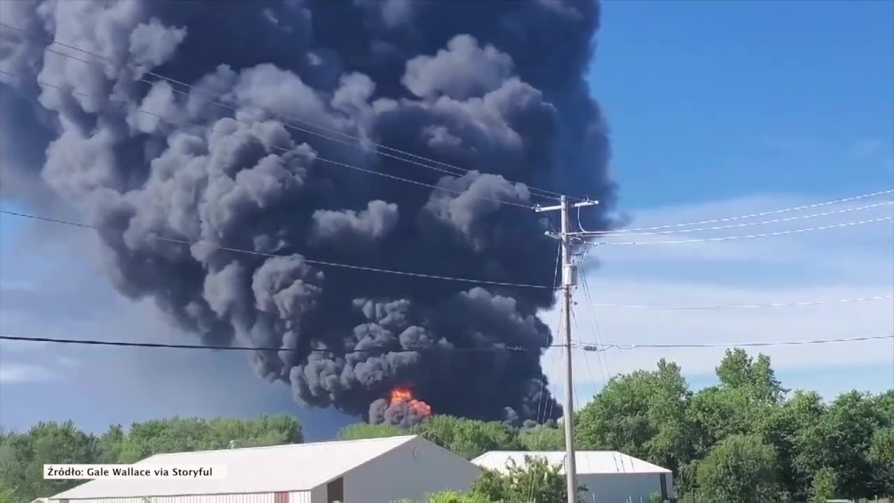 Ewakuacja i słup dymu widoczny ze 80 km po pożarze w fabryce chemikaliów w stanie Illinois.