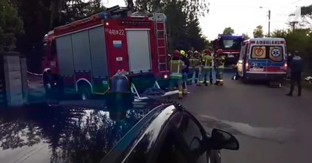 Dwie osoby ranne w wypadku w Makówce na Mazowszu. Samochód wjechał w drzewo.