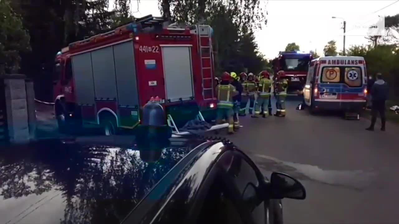 Dwie osoby ranne w wypadku w Makówce na Mazowszu. Samochód wjechał w drzewo.