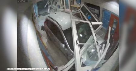 Z premedytacją wjechał samochodem do komisariatu policji. Odpowie za próbę usiłowania zabójstwa