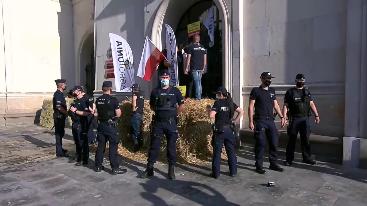 Zablokowane wejście do ministerstwa rolnictwa. Poranny protest AgroUnii.