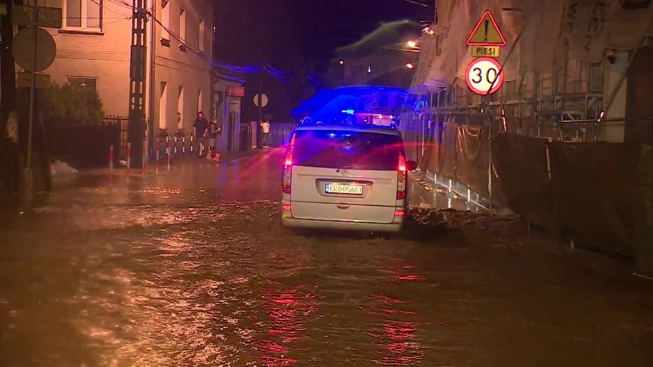 “Buduje się, ale nikt nie myśli o odwodnieniu”. Zalane drogi w Zielonce pod Krakowem