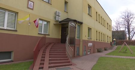Pięciomiesięczna dziewczynka w oknie życia w Częstochowie.