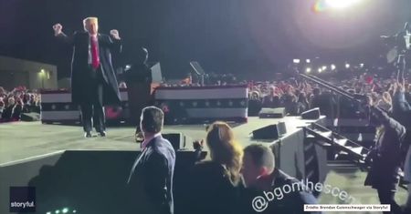 Trump zatańczył na scenie