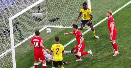 Polska przegrała ze Szwecją 2:3 i zajęła ostatnie miejsce w grupie E. Robert Lewandowski strzelił dwa gole.