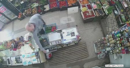 W oku kamery kradł pieniądze z kasy sklepowej. Toruńska policja szuka złodzieja.