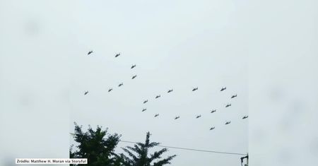Obchody 100. rocznica założenia Komunistycznej Partii Chin. Pokaz helikopterów nad Pekinem.