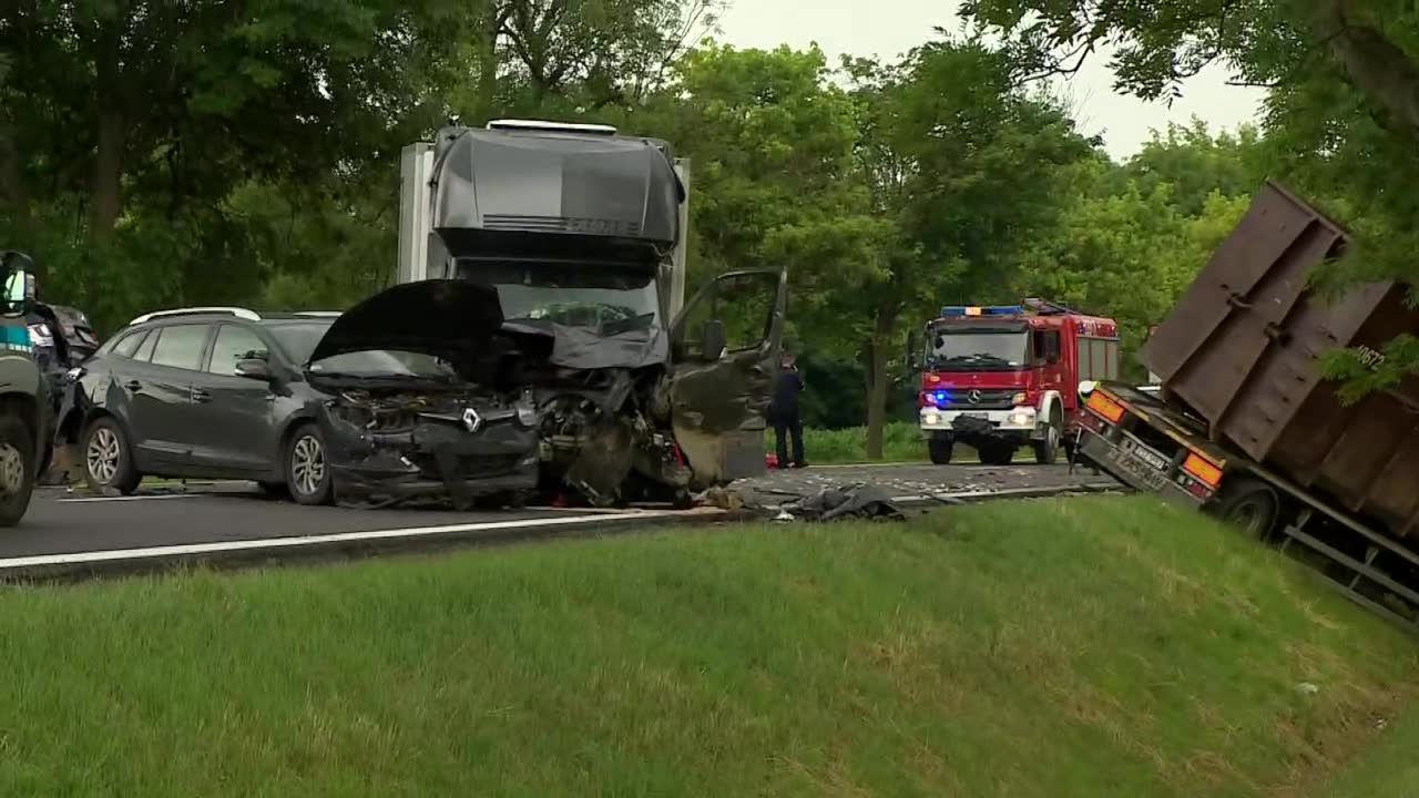 Dwie osoby zginęły, dwie ciężko ranne po karambolu na Dolnym Śląsku.