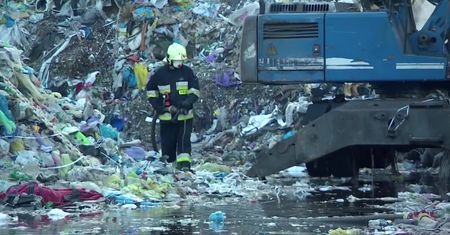 Pożar zakładu recyklingu odpadów w Rawiczu. Z ogniem walczyło 150 strażaków
