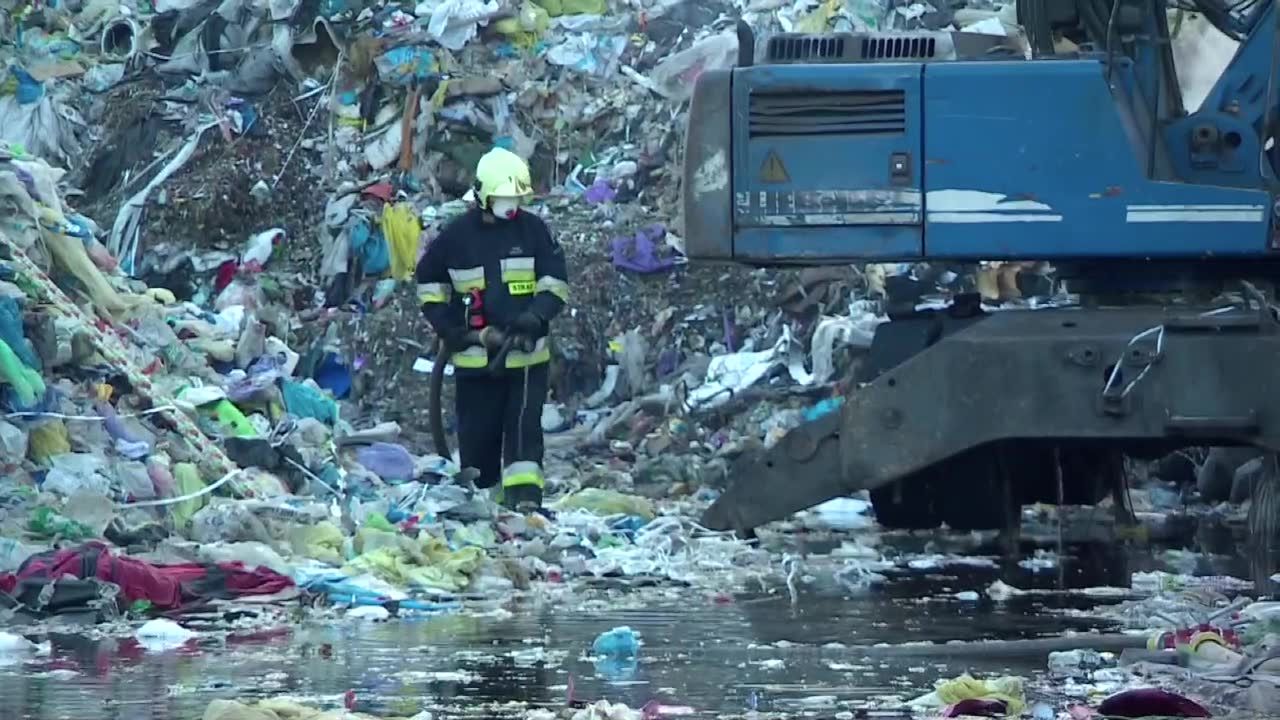 Pożar zakładu recyklingu odpadów w Rawiczu. Z ogniem walczyło 150 strażaków