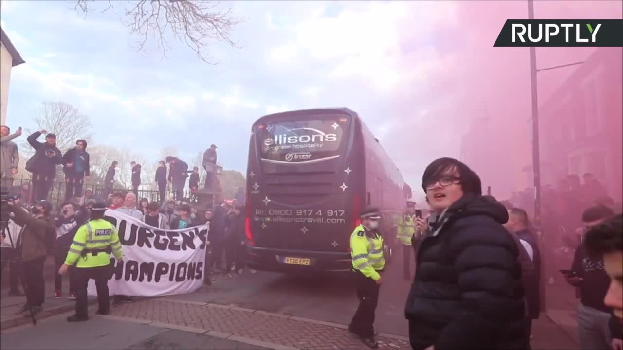 Skandal przed meczem Ligi Mistrzów. Kibice Liverpoolu wybili szybę w autokarze Realu Madryt.