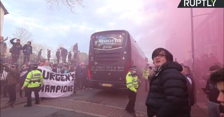 Skandal przed meczem Ligi Mistrzów. Kibice Liverpoolu wybili szybę w autokarze Realu Madryt.