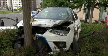 Pościg za pijanym kierowcą w centrum Warszawy. “Auto koziołkowało, uszkodziło latarnie i słupki”