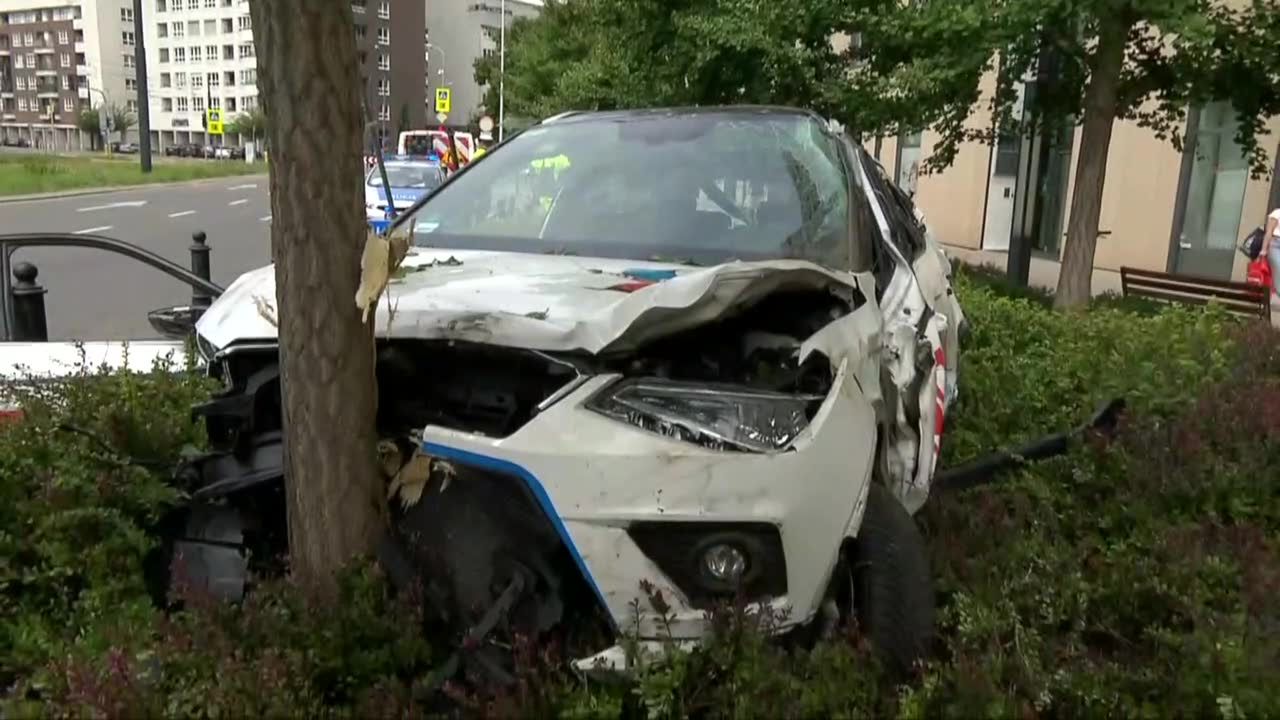 Pościg za pijanym kierowcą w centrum Warszawy. “Auto koziołkowało, uszkodziło latarnie i słupki”