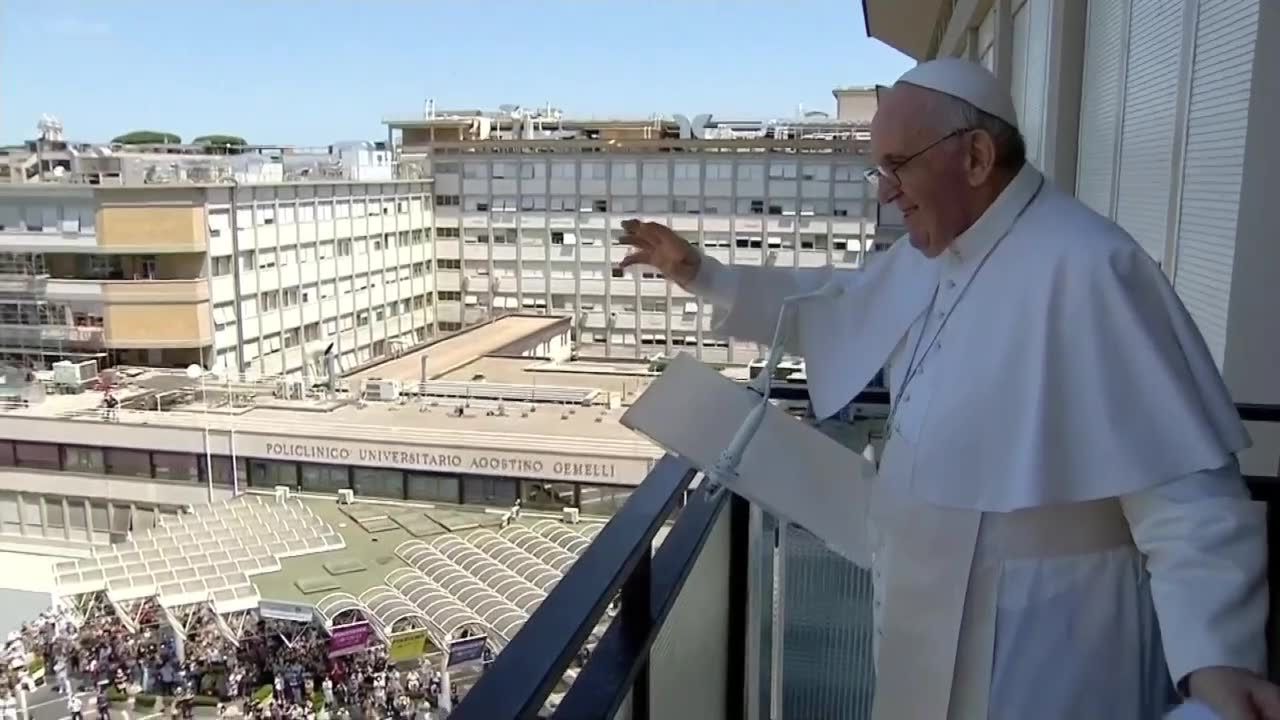 Papież Franciszek po raz pierwszy wystąpił publicznie po przebytej tydzień temu operacji.