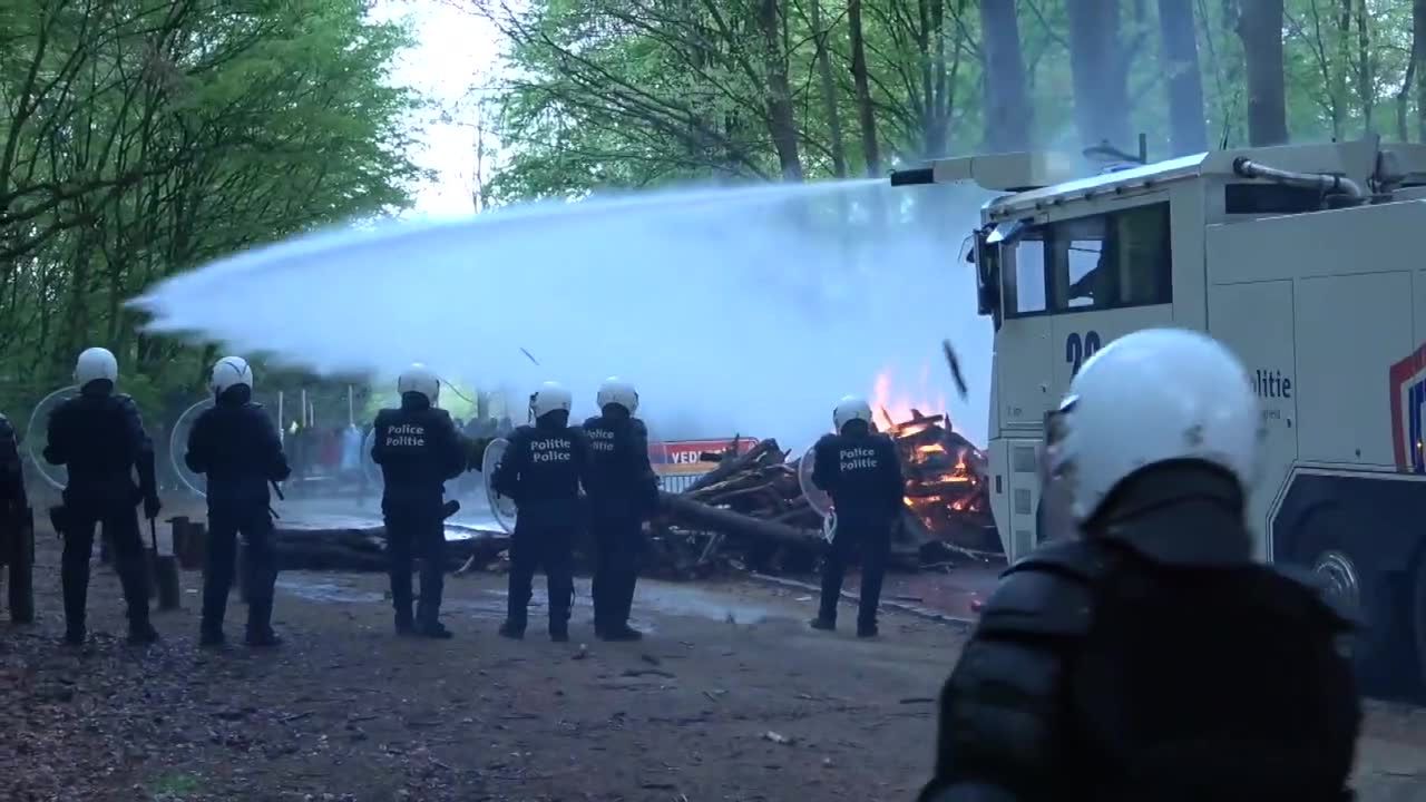 Protest przeciwko obostrzeniom w Brukseli. Policja użyła gazu łzawiącego i armatek wodnych.