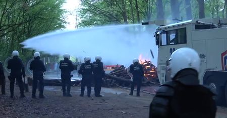 Protest przeciwko obostrzeniom w Brukseli. Policja użyła gazu łzawiącego i armatek wodnych.