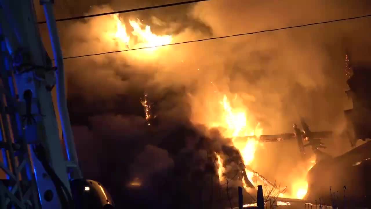 Pożar budynku mieszkalnego w Dobromyślu na Dolnym Śląsku. Jedna osoba została ranna