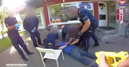 Agresywny 60-latek biegał z nożami po krakowskim osiedlu. Zatrzymali go policjanci