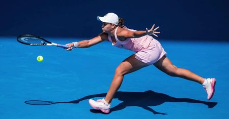 Magda Linette i Bernarda Pera pokonały ubiegłoroczne finalistki French Open.