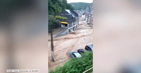 Potężna powódź w Belgii. Dziesiątki samochodów spłynęło ulicami miasta Dinant.