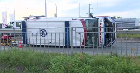 Karetka z 90-letnią pacjentką przewróciła się pod Wrocławiem. Trzy osoby zostały ranne