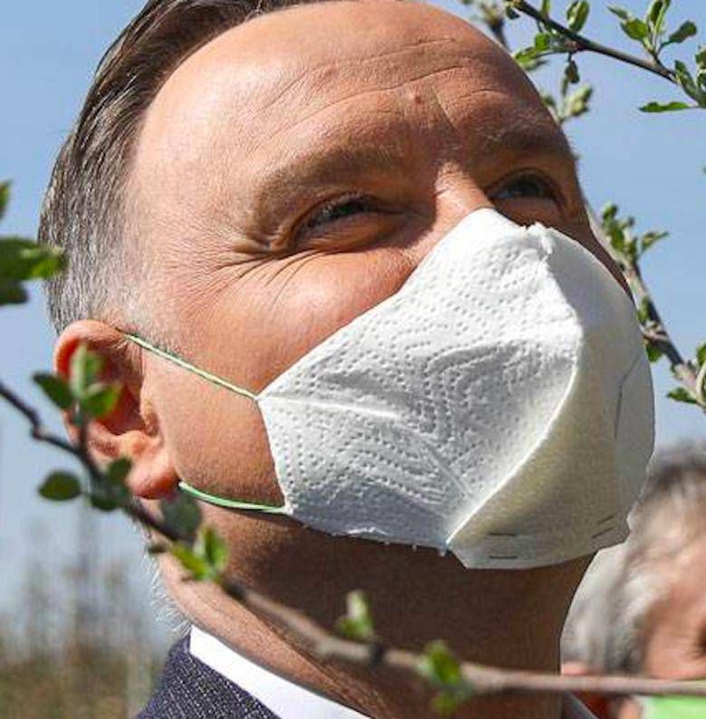 Andrzej Duda w maseczce z ręcznika papierowego