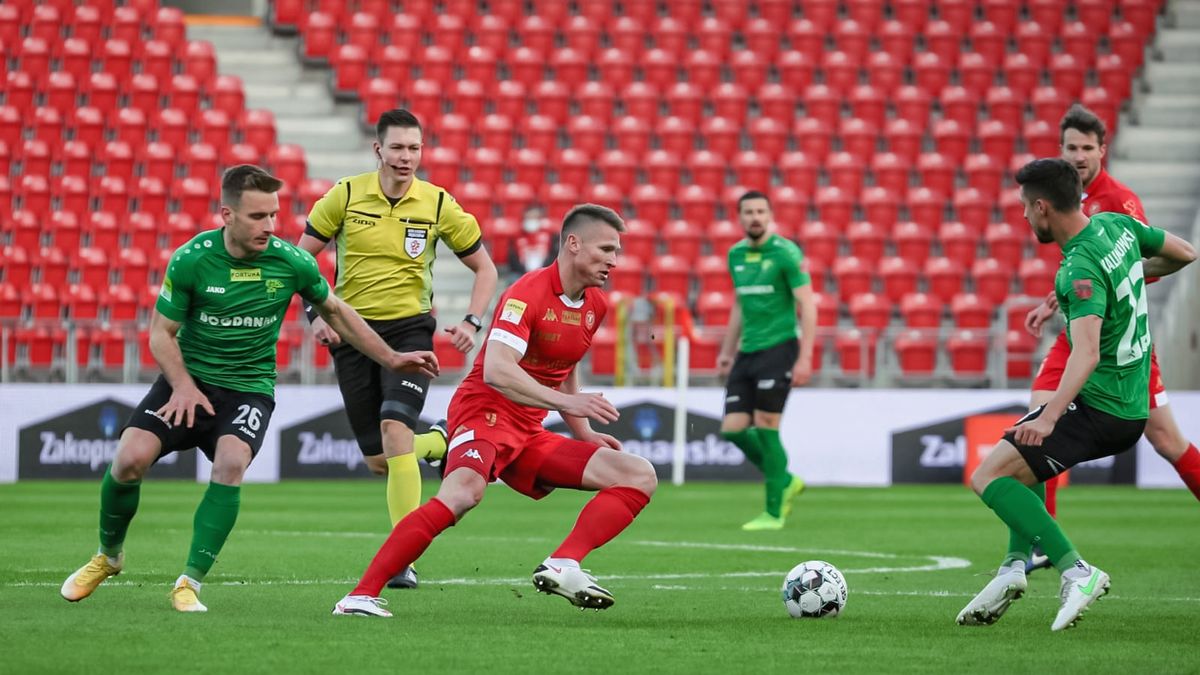 Materiały prasowe / Widzew.com / Marcin Bryja / Na zdjęciu: Marcin Robak (przy piłce)