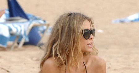 Carmen Electra pręży się na plaży!