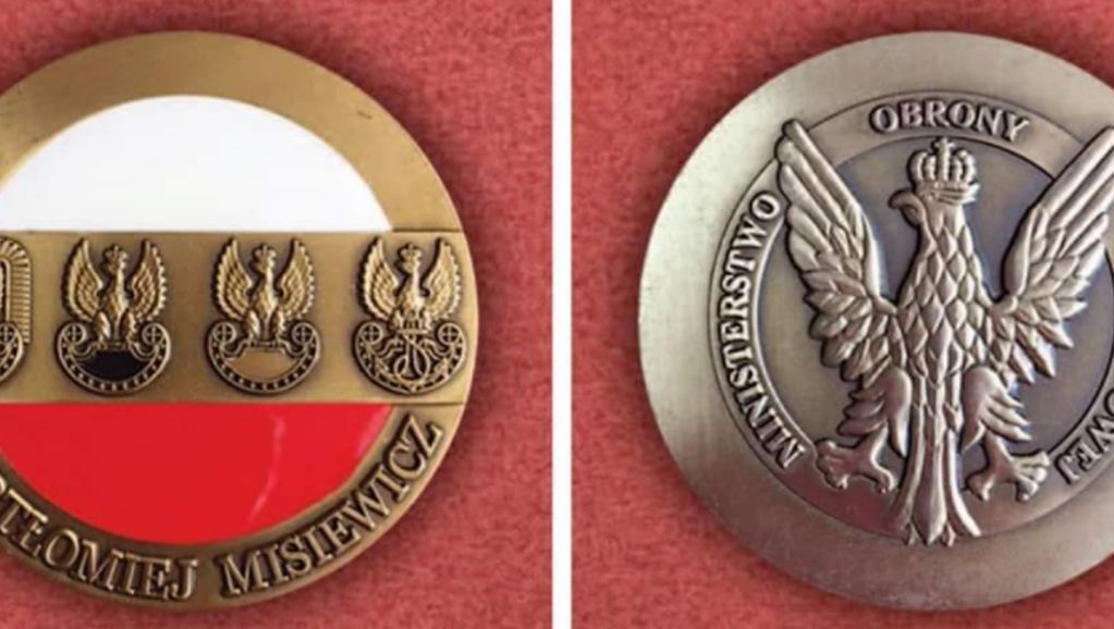 "Brak słów". Macierewicz wybił specjalny medal im. Bartłomieja Misiewicza