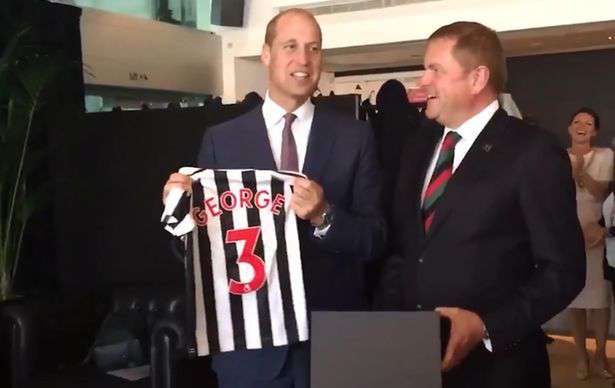 Książe William z koszulką Newcastle United – prezentem dla księcia Jerzego