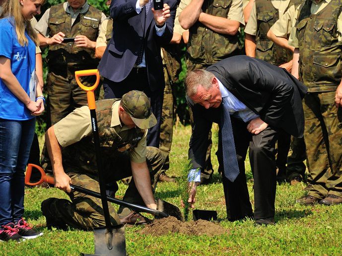 Szyszko sadzi drzewa w Puszczy Białowieskiej. Ekolodzy załamują ręce