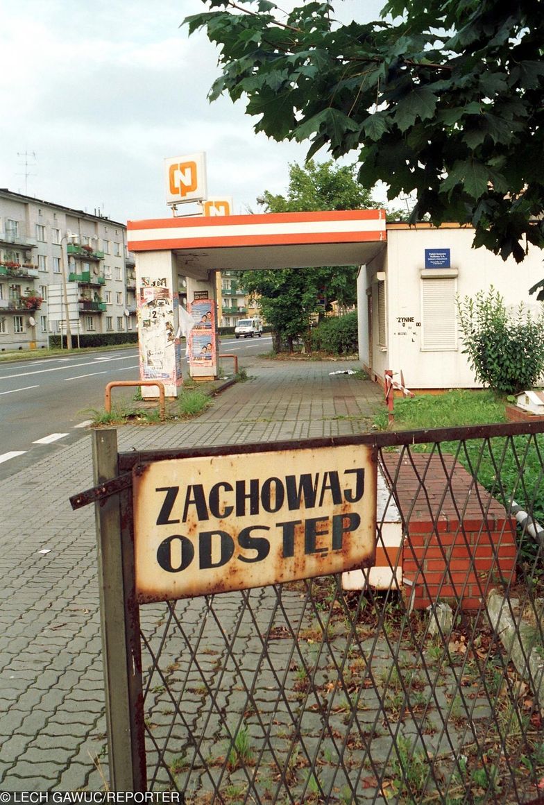 Opuszczona stacja CPN w Raciborzu w 2004 roku.