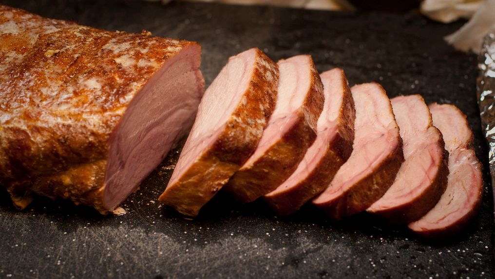 Całą peklowana szynka wieprzowa bez kości (mięso i tłuszcz) z dodatkiem naturalnego soku, na zimno