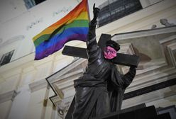 Warszawa. Na pomniku Chrystusa znów zawisła tęczowa flaga. Reakcja policji