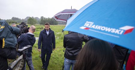 Wybory 2020. Rafał Trzaskowski w bastionie PiS. Doszło do przepychanek
