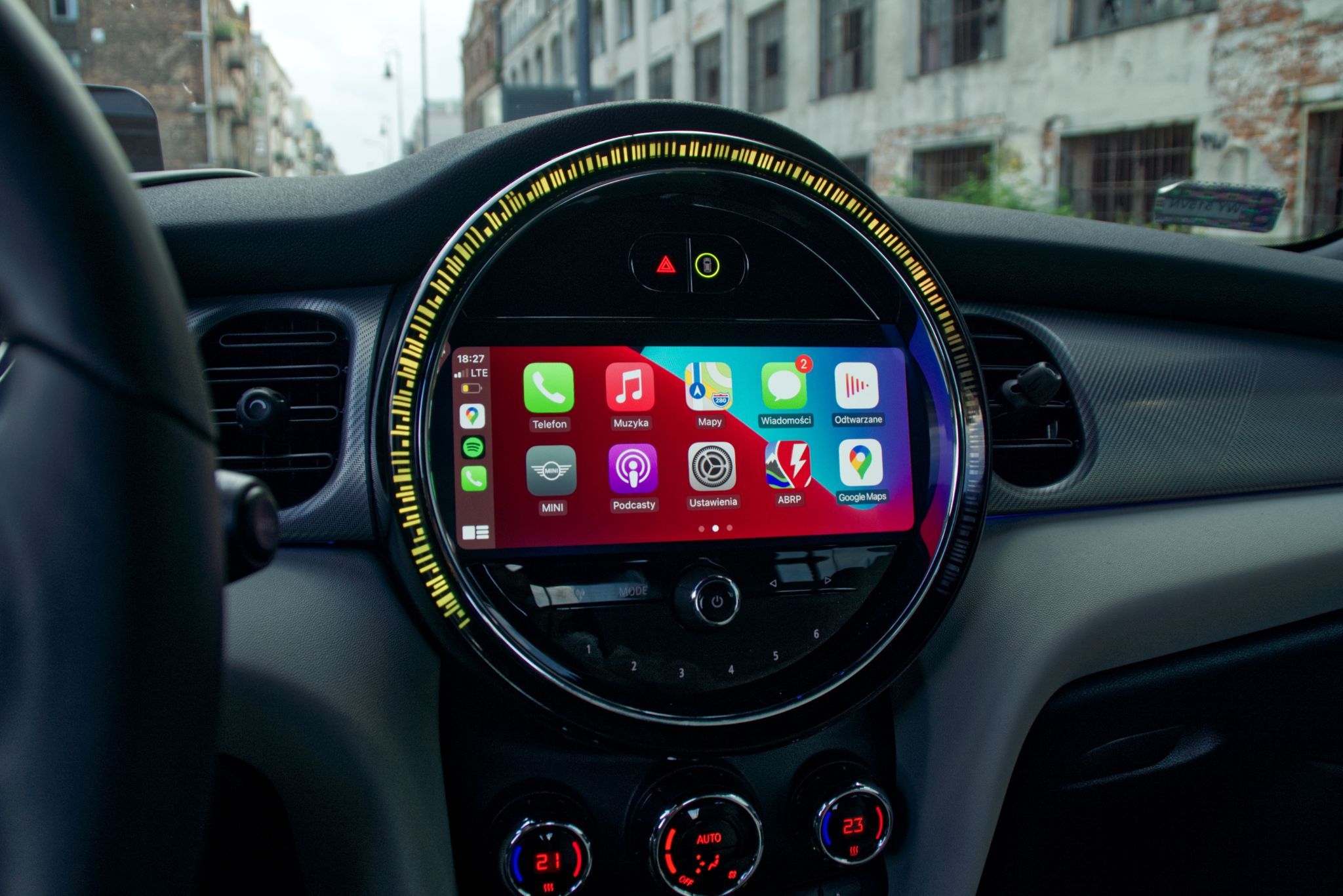Bezprzewodowy Apple CarPlay to spore udogodnienie. Telefon ładuje się indukcyjnie w podłokietniku