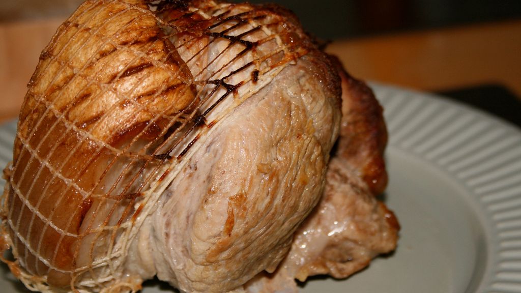 Peklowana szynka wieprzowa bez kości (mięso i tłuszcz) z dodatkiem naturalnego soku, na zimno